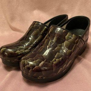 Dansko Textured Clogs (LIKE NEW)